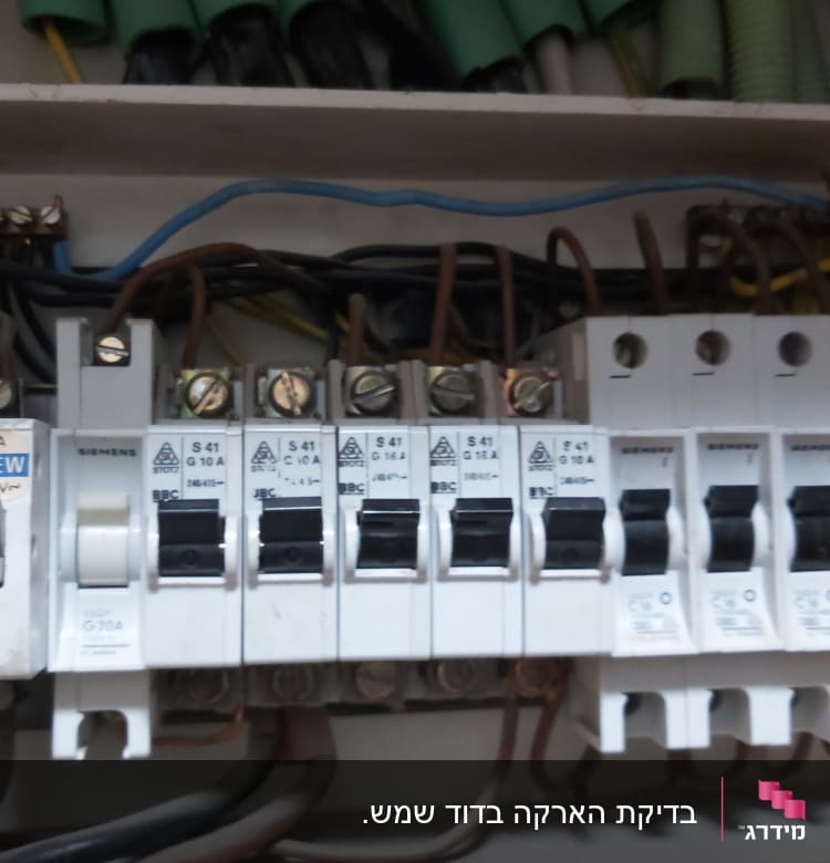 לוח חשמל עם מפסקים וחוטי חשמל